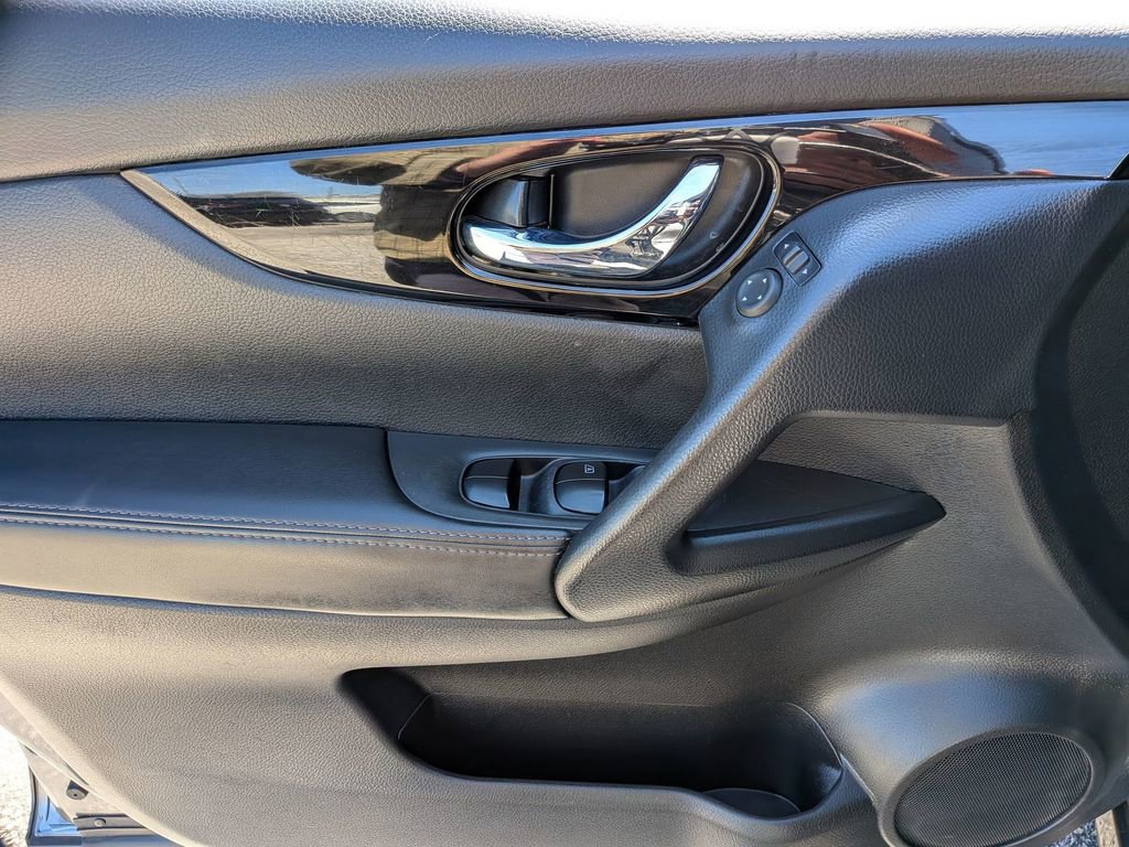 Used 2022 Nissan Rogue Sport SV image 16