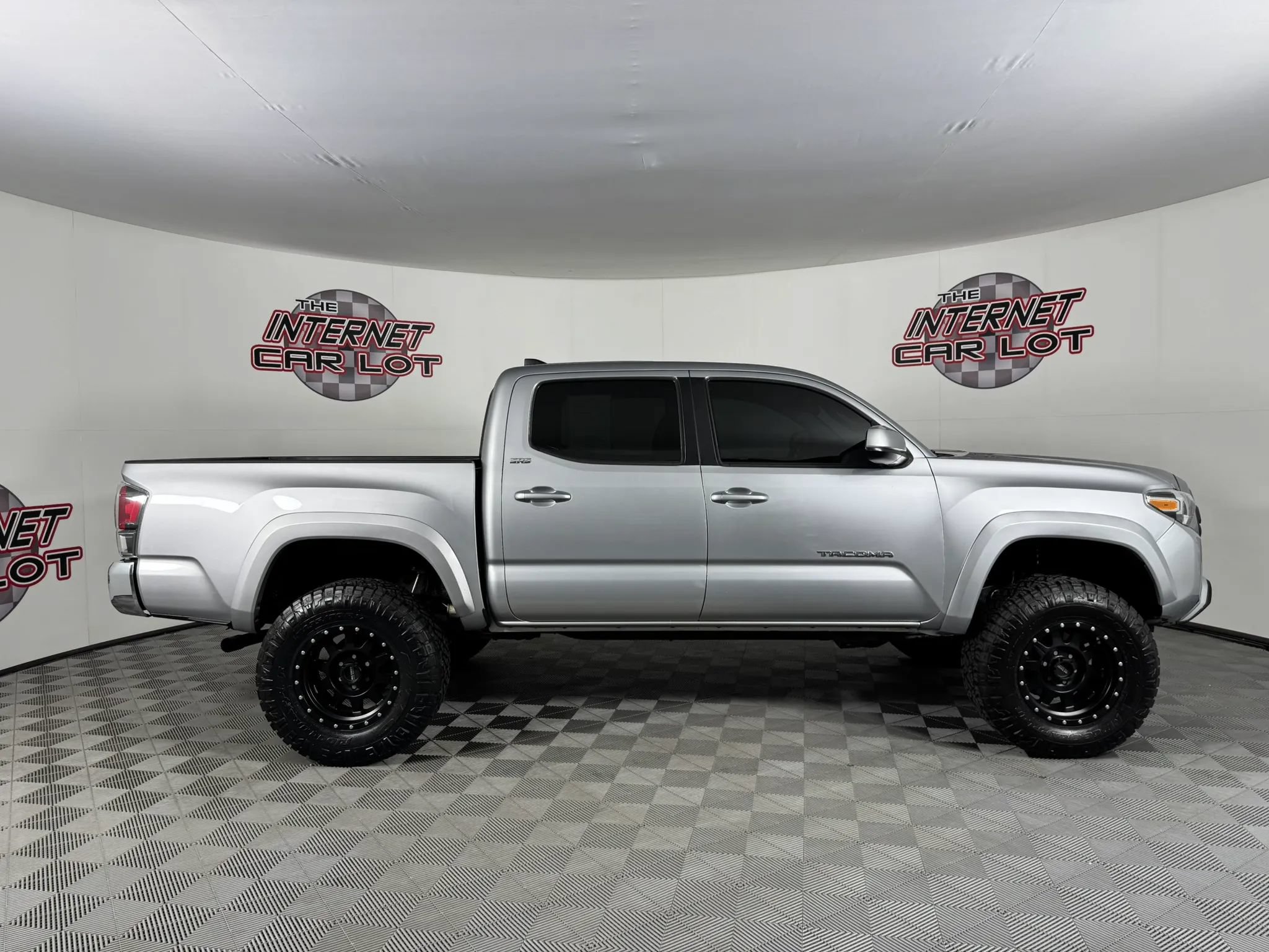 Used 2016 Toyota Tacoma SR5 w/ SR5 Appearance Package (SN) AWD/4WD image 8