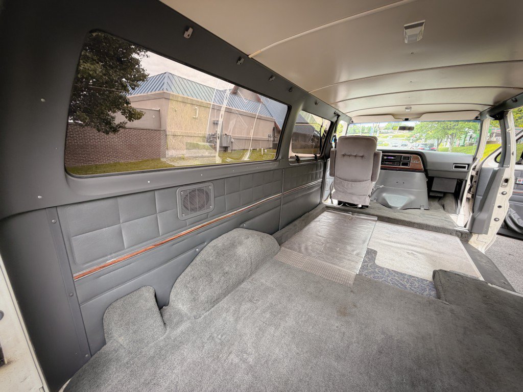 Used 1990 Ford E-150 and Econoline 150 RWD image 33