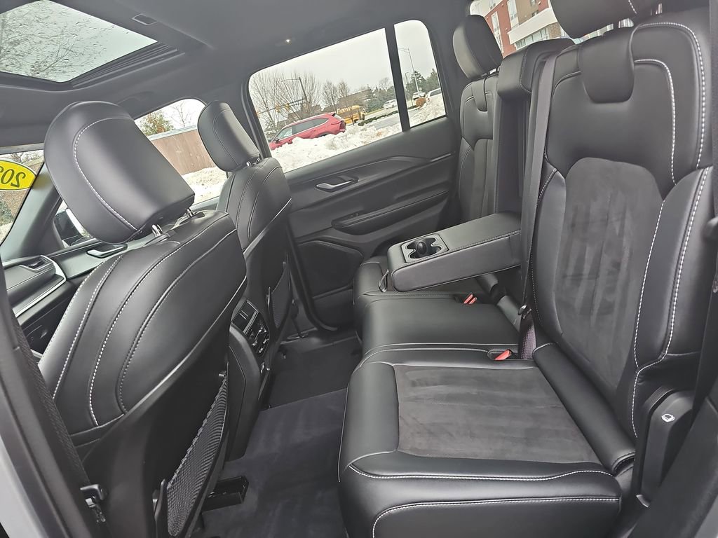 Used 2023 Jeep Grand Cherokee Altitude image 14