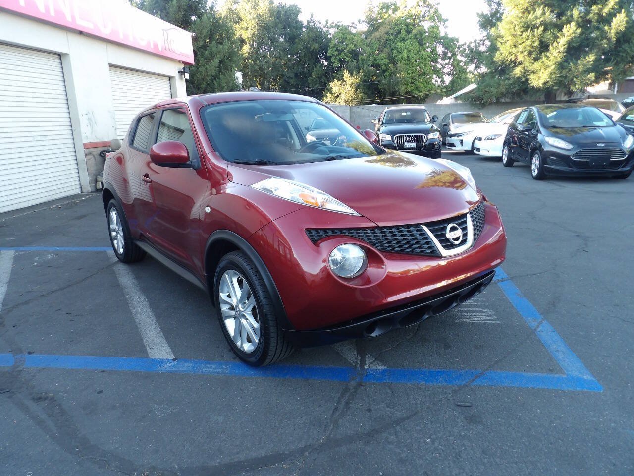 Used 2014 Nissan Juke SV w/ Interior Illumination Package FWD image 2