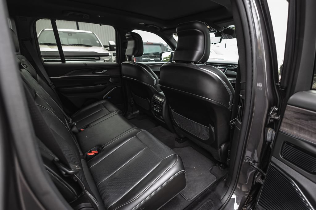 Used 2022 Jeep Grand Cherokee Overland w/ Advanced Protech Group III AWD/4WD image 30