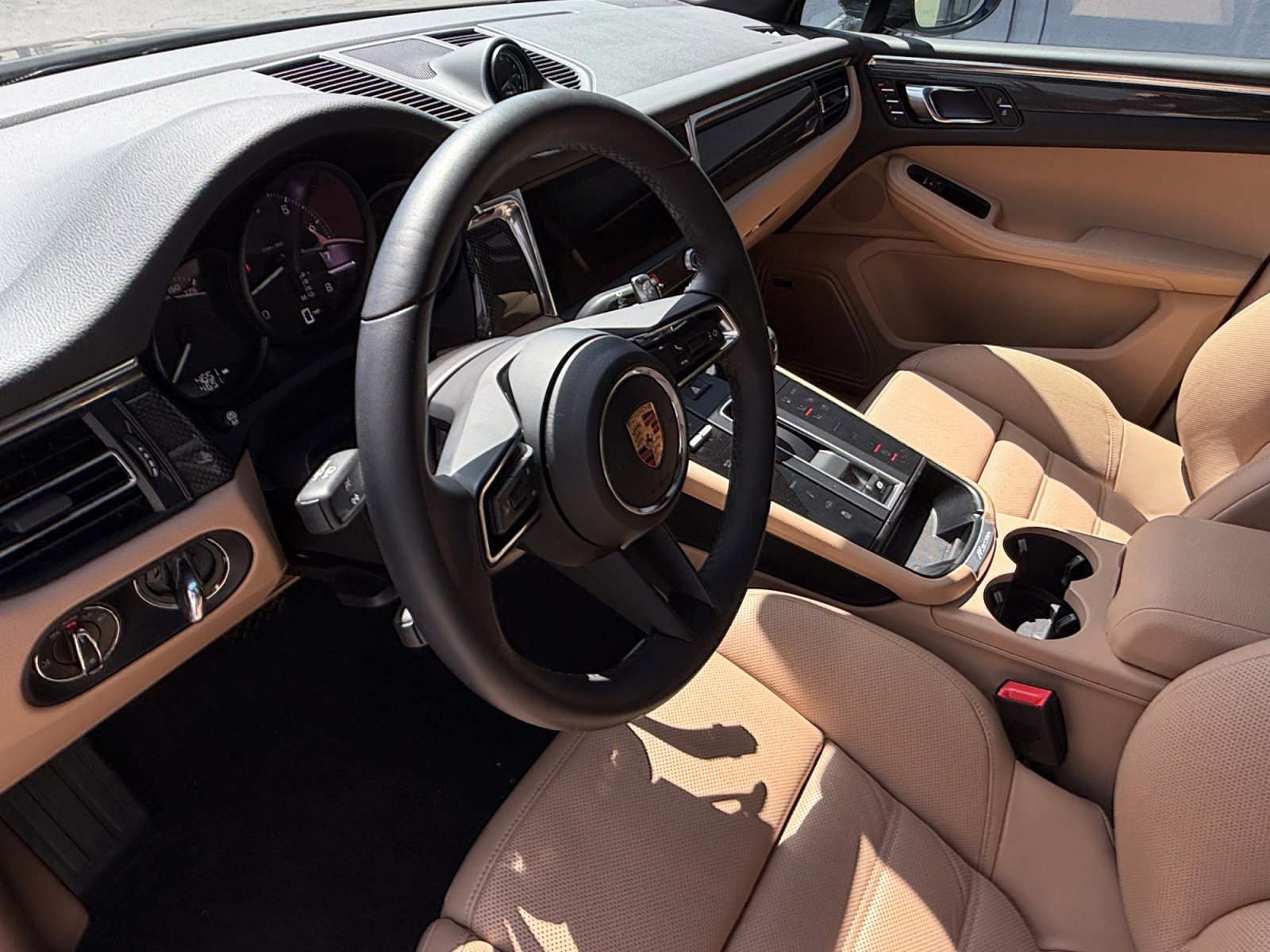 Used 2025 Porsche Macan AWD/4WD image 4