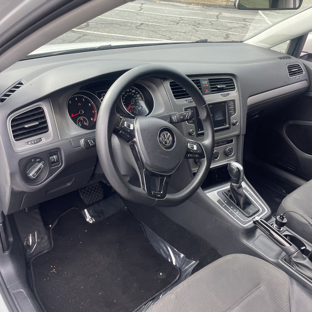 Used 2017 Volkswagen Golf S image 9