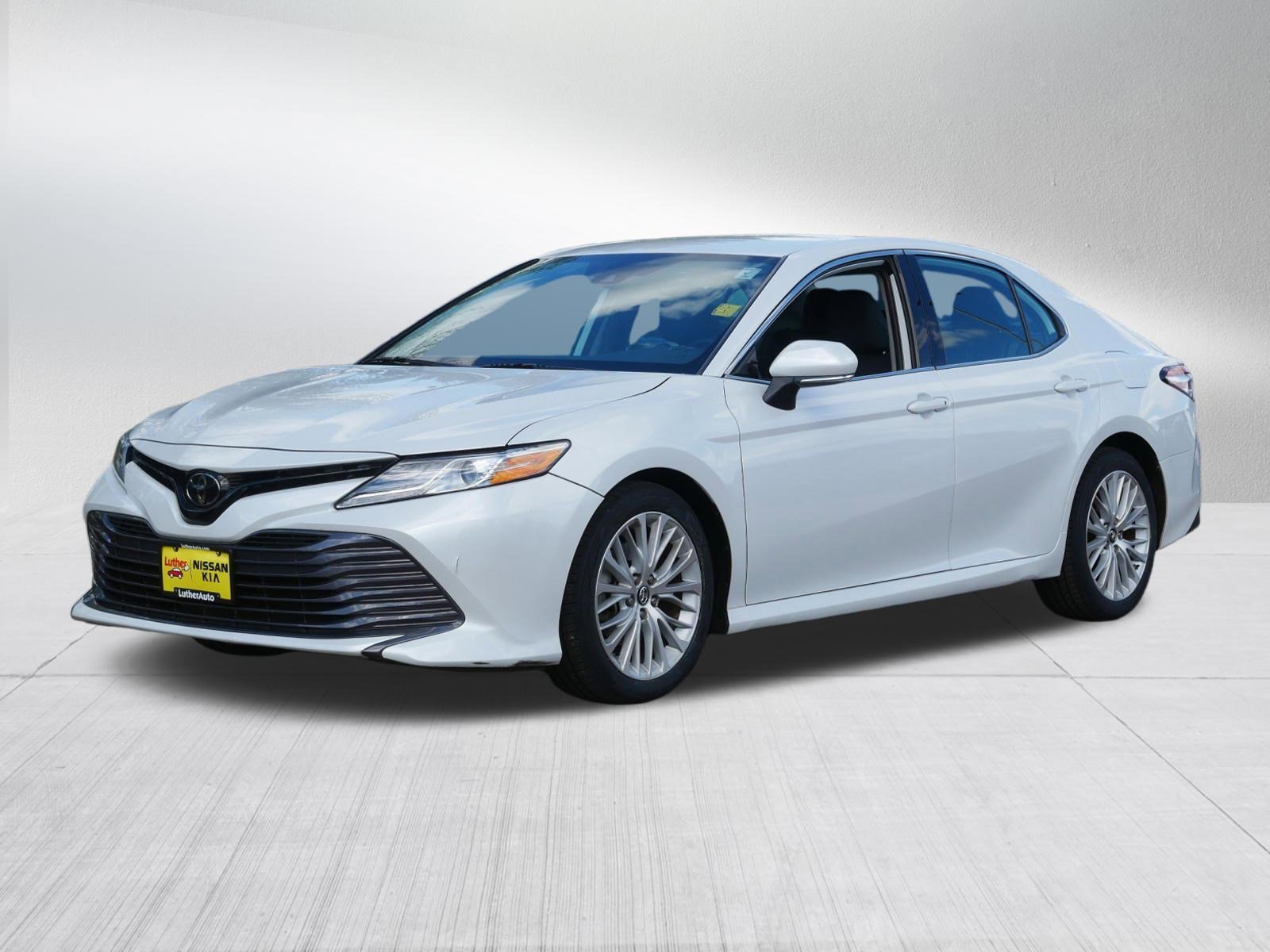Used 2019 Toyota Camry XLE FWD image 3