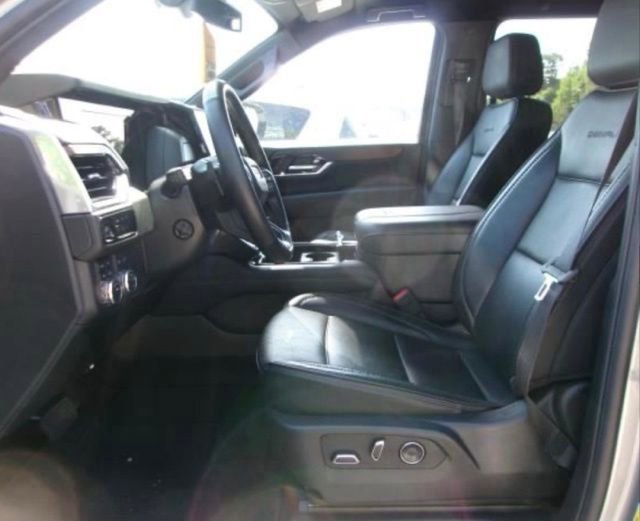 Used 2025 GMC Yukon XL Denali AWD/4WD image 4