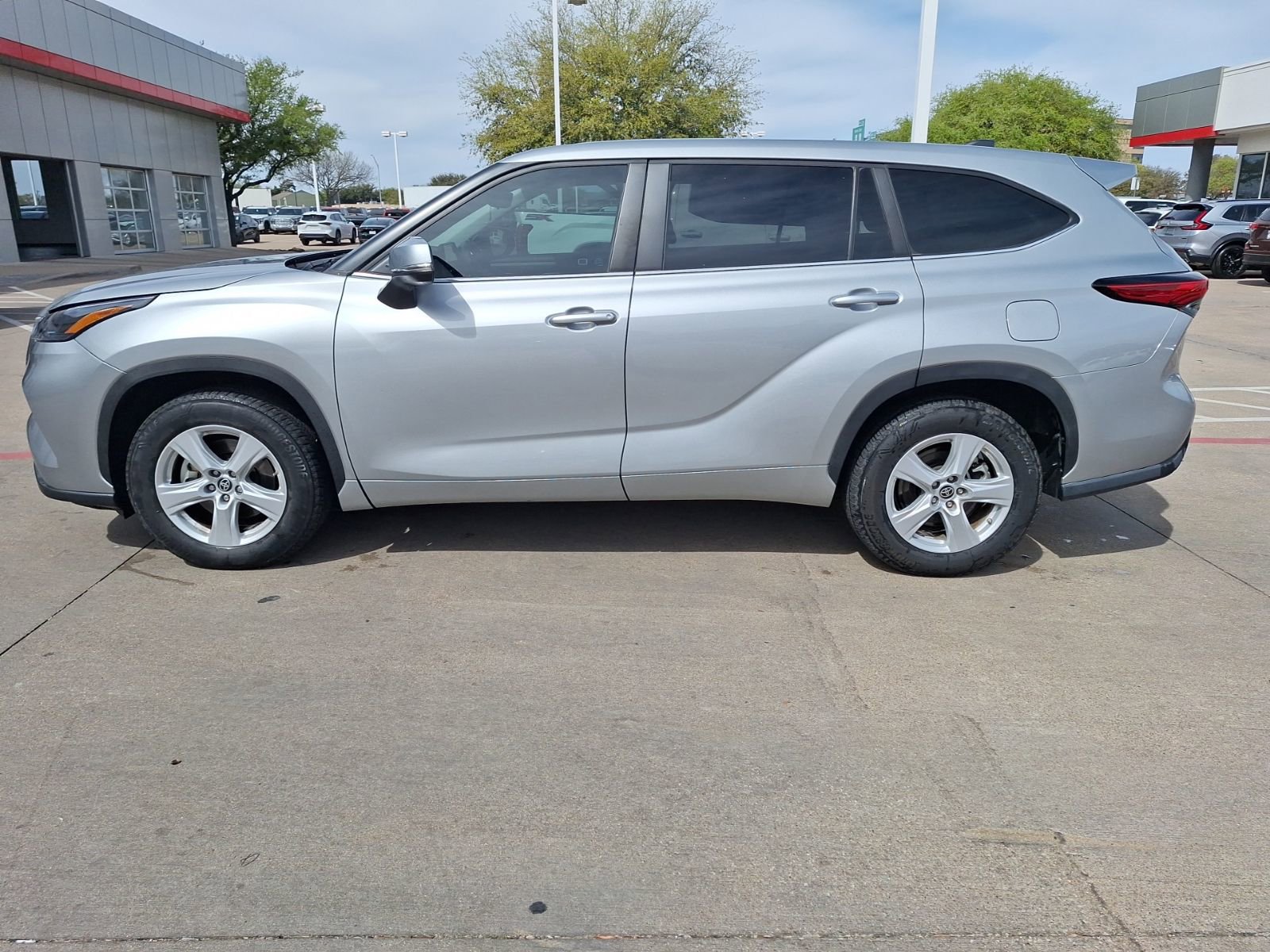Used 2023 Toyota Highlander LE FWD image 2