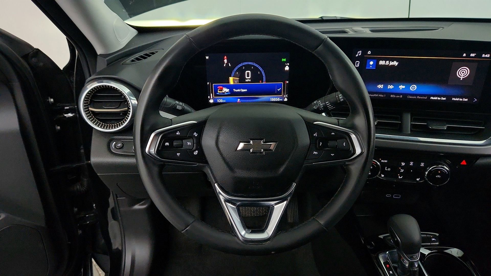 Used 2025 Chevrolet Trax ACTIV w/ Driver Confidence Package FWD image 19