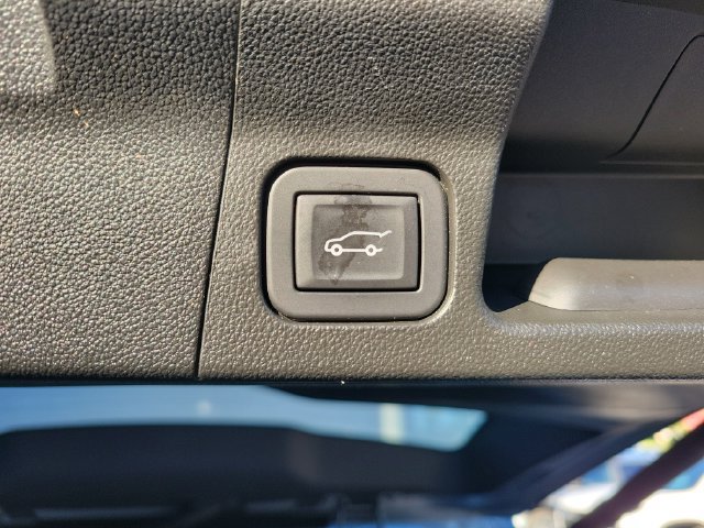 Used 2023 GMC Acadia SLE w/ Driver Convenience Package FWD image 7
