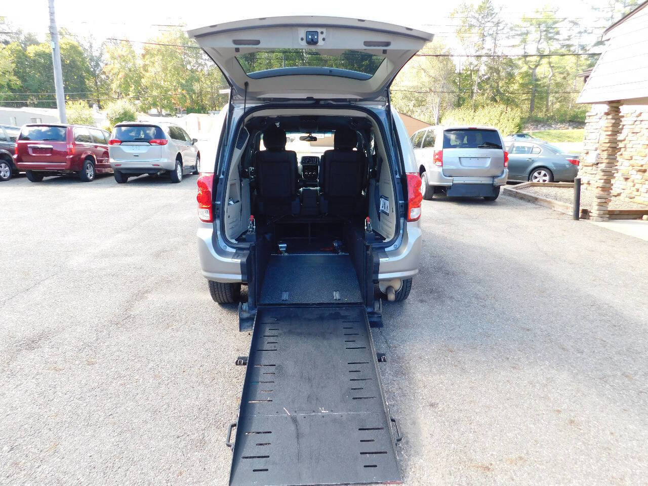 Used 2017 Dodge Grand Caravan SXT image 2