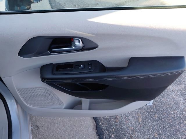 Used 2024 Chrysler Pacifica Touring-L FWD image 28