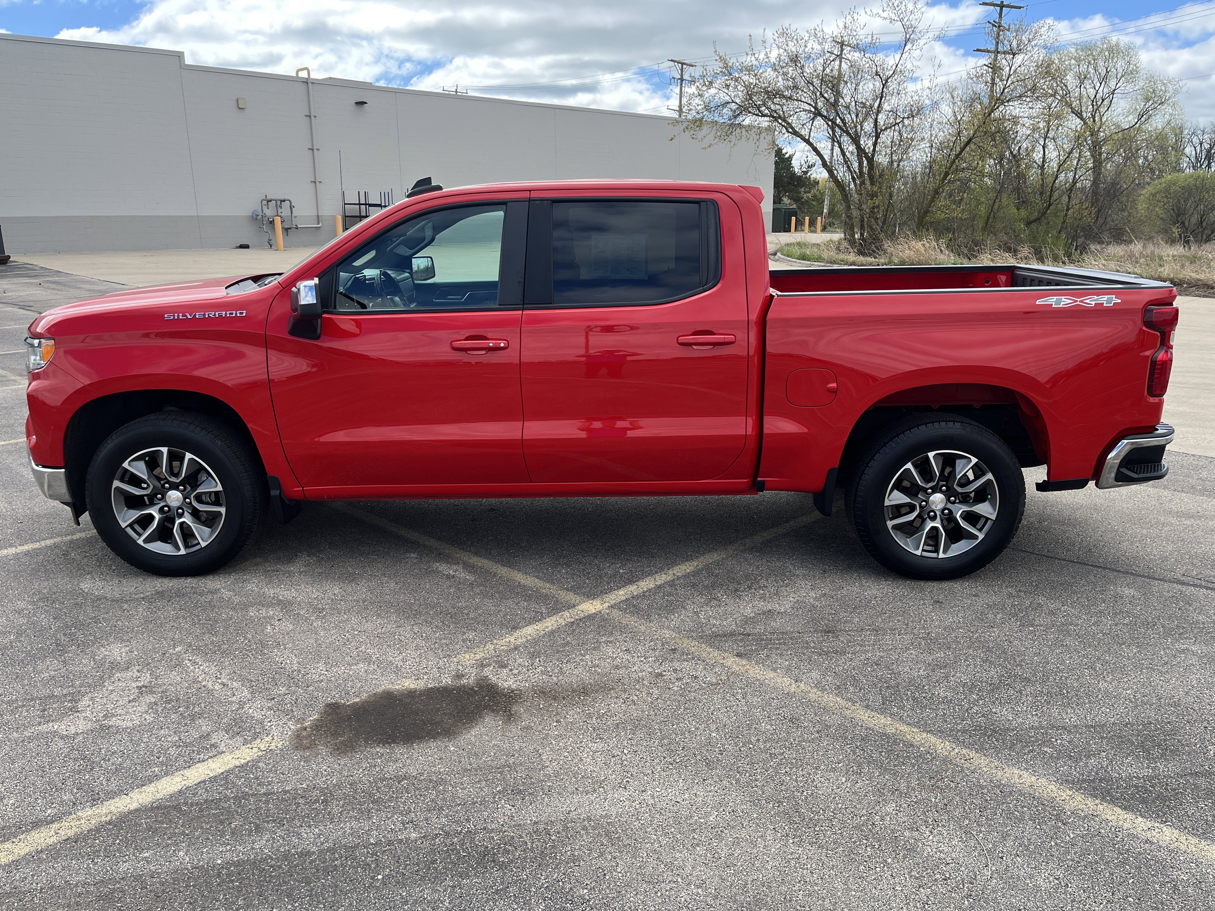 Used 2022 Chevrolet Silverado 1500 LT AWD/4WD image 3