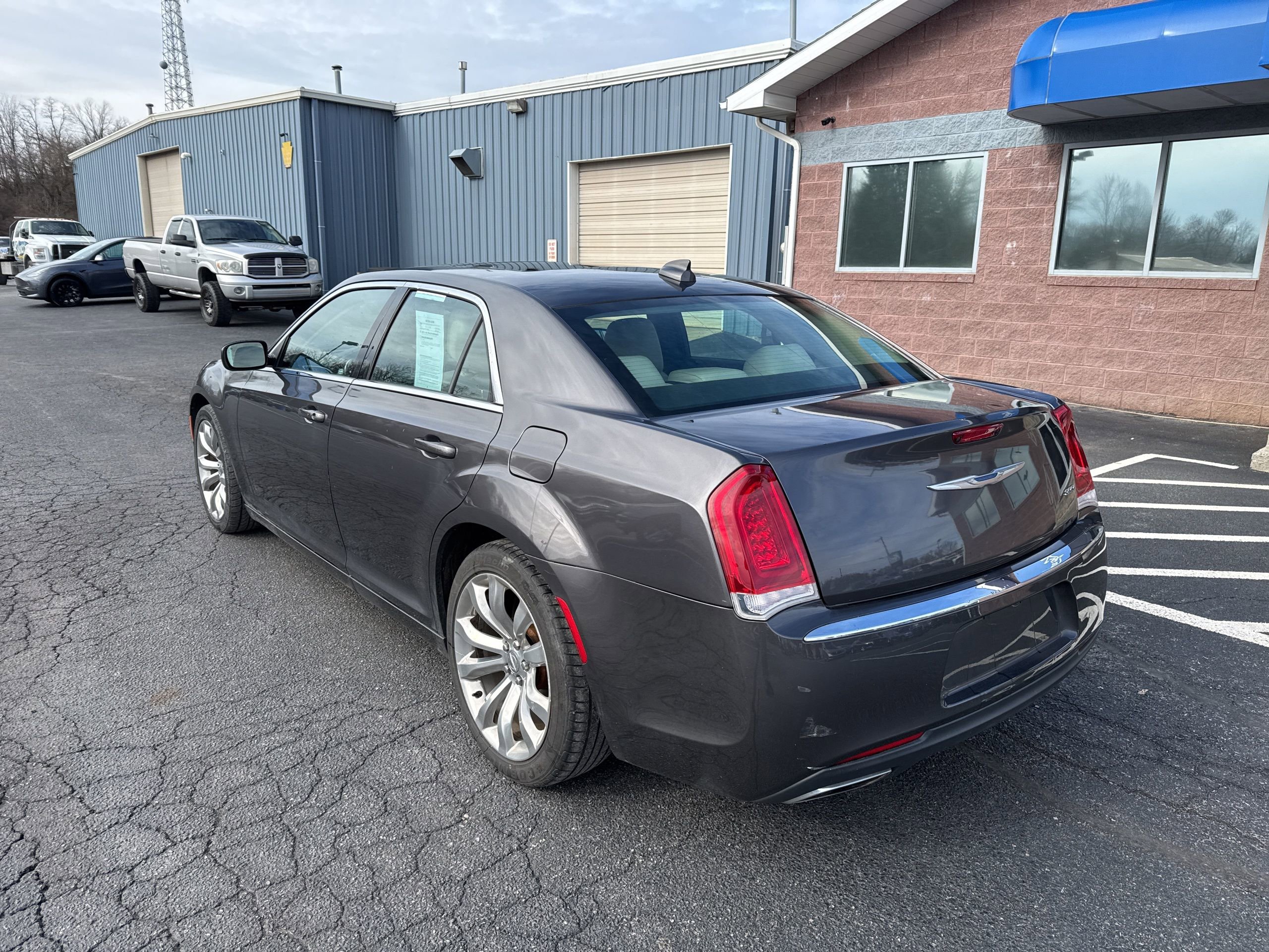 Used 2018 Chrysler 300 Touring L image 4