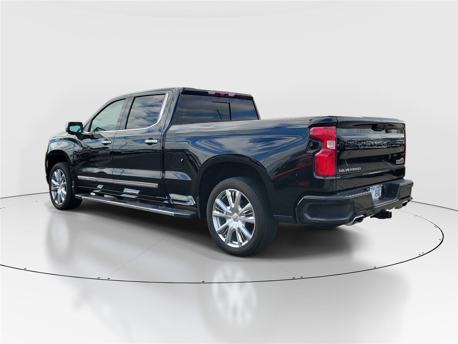 Used 2024 Chevrolet Silverado 1500 High Country w/ High Country Premium Package image 3