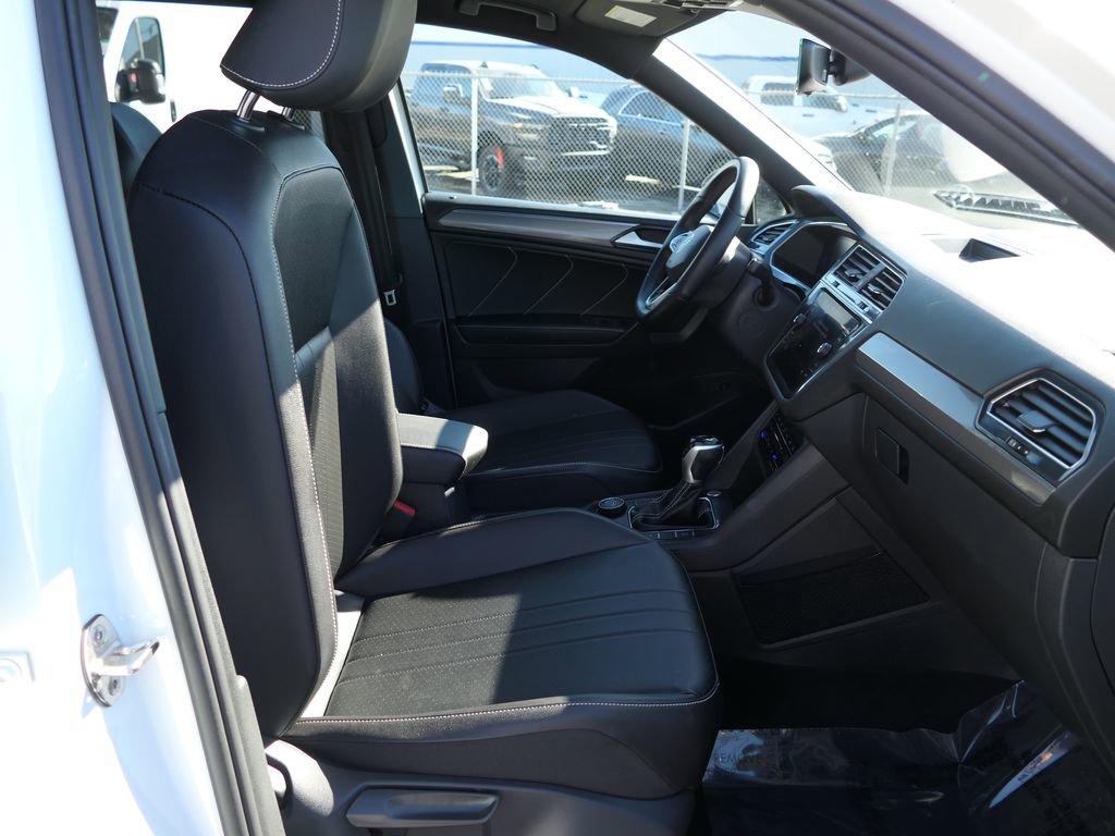 Used 2022 Volkswagen Tiguan SE R-Line image 26