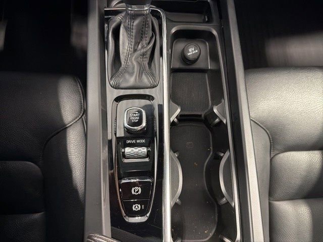 Used 2020 Volvo XC60 T6 Momentum w/ Protection Package image 23