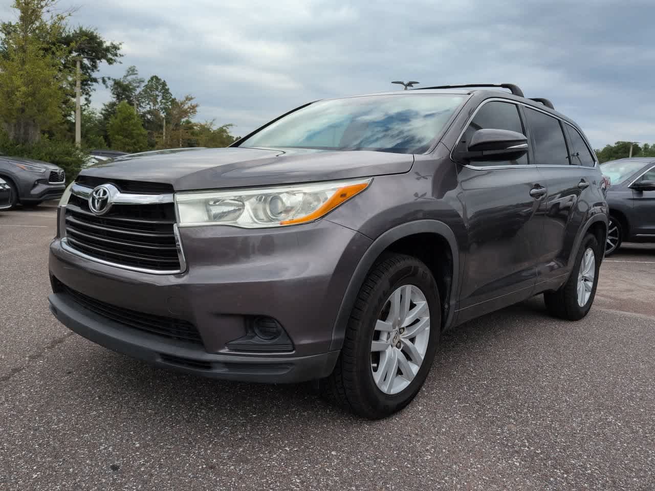 Used 2014 Toyota Highlander LE FWD image 2