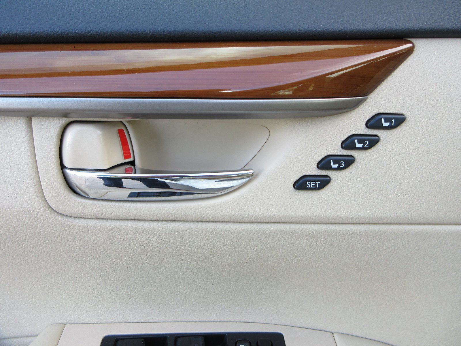 Used 2013 Lexus ES 300h w/ Luxury Pkg FWD image 28