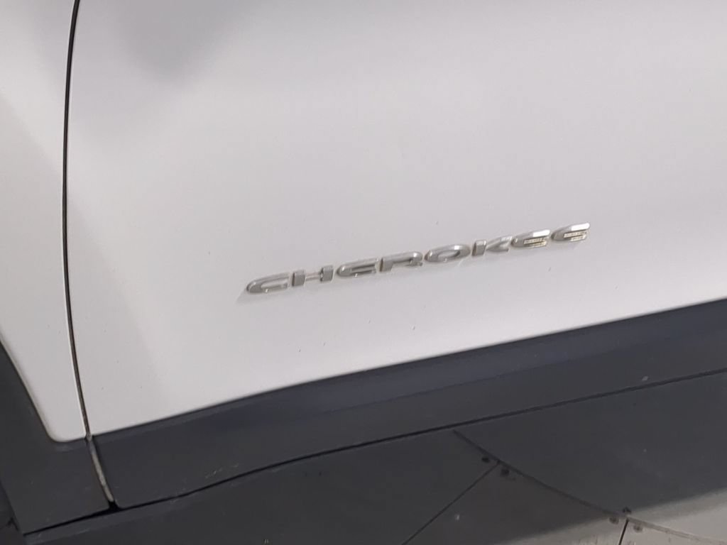 Used 2017 Jeep Cherokee Latitude w/ Comfort/Convenience Group AWD/4WD image 16