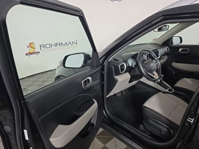 Used 2025 Hyundai Venue SEL image 18