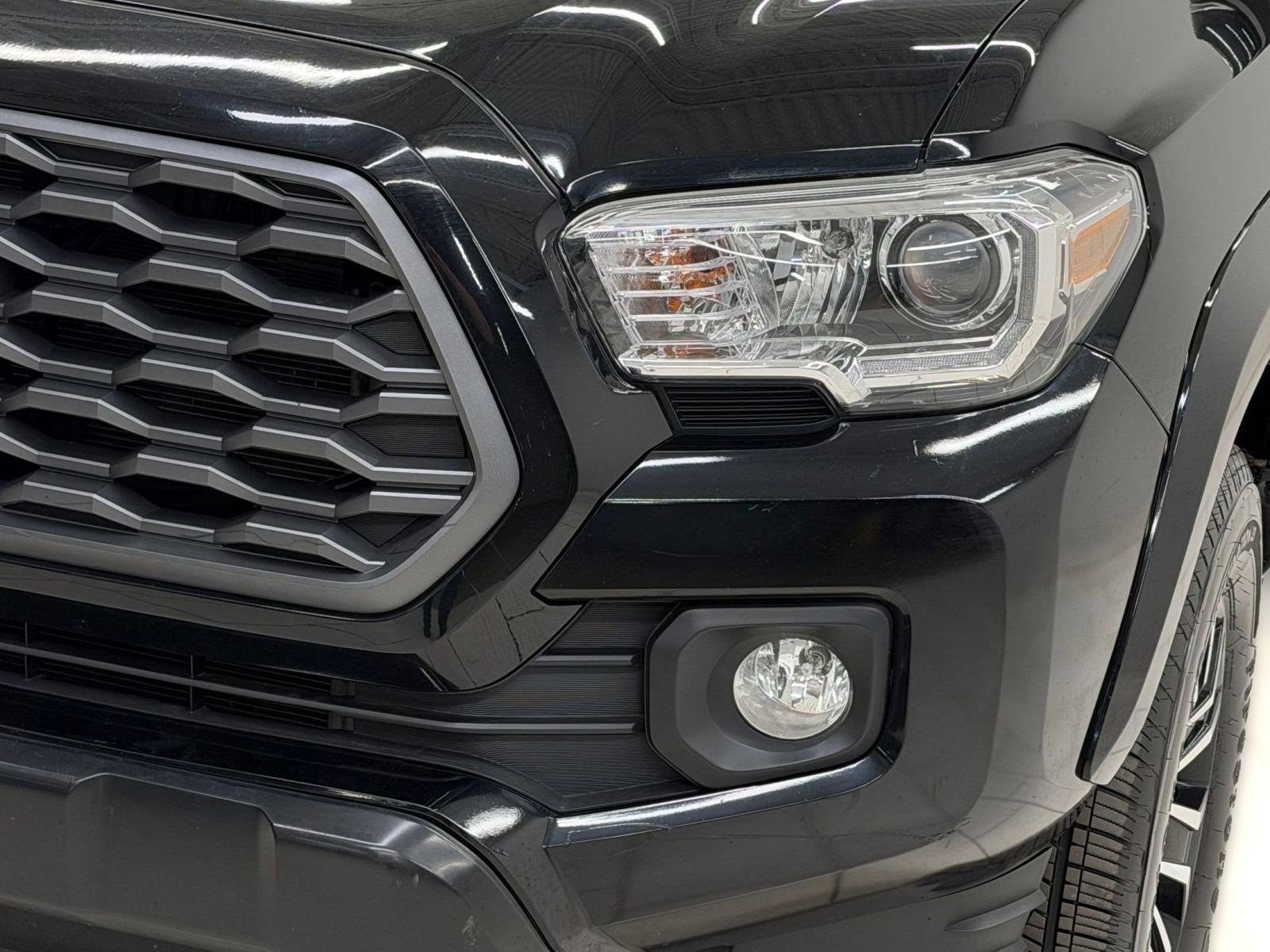 Used 2020 Toyota Tacoma TRD Sport w/ TRD Premium Sport Package AWD/4WD image 9