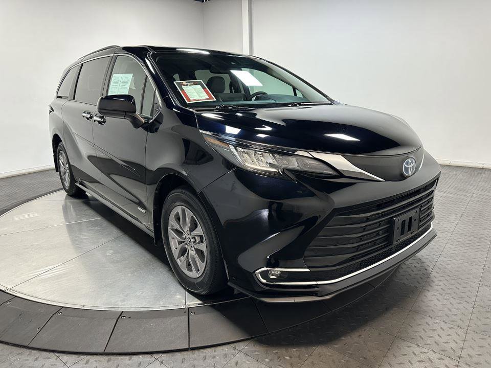 Certified 2021 Toyota Sienna XLE image 2