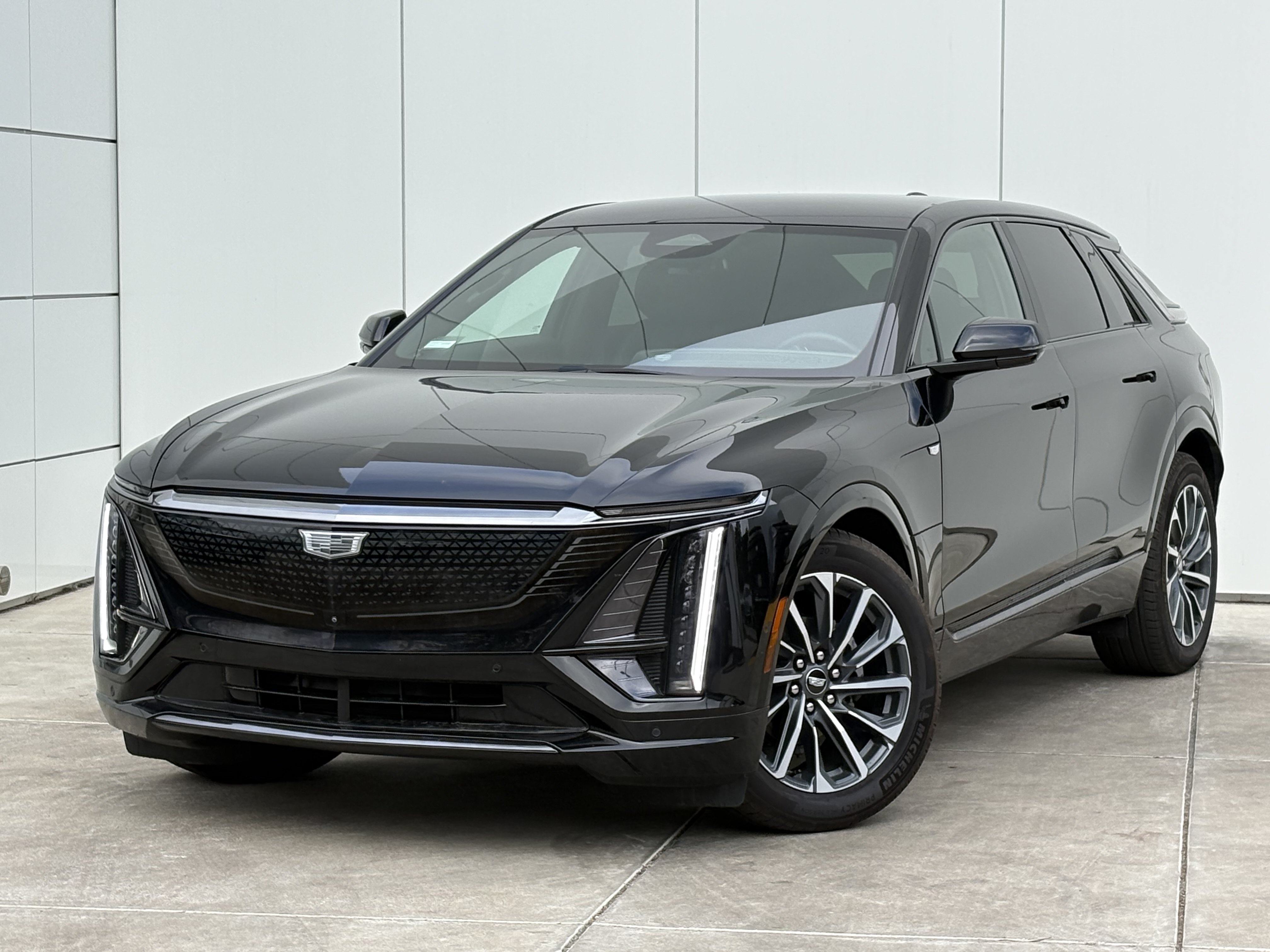 Used 2024 Cadillac Lyriq Luxury AWD/4WD image 2