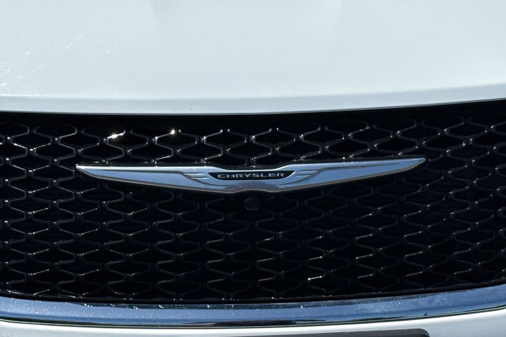 Used 2023 Chrysler Pacifica Touring-L FWD image 8