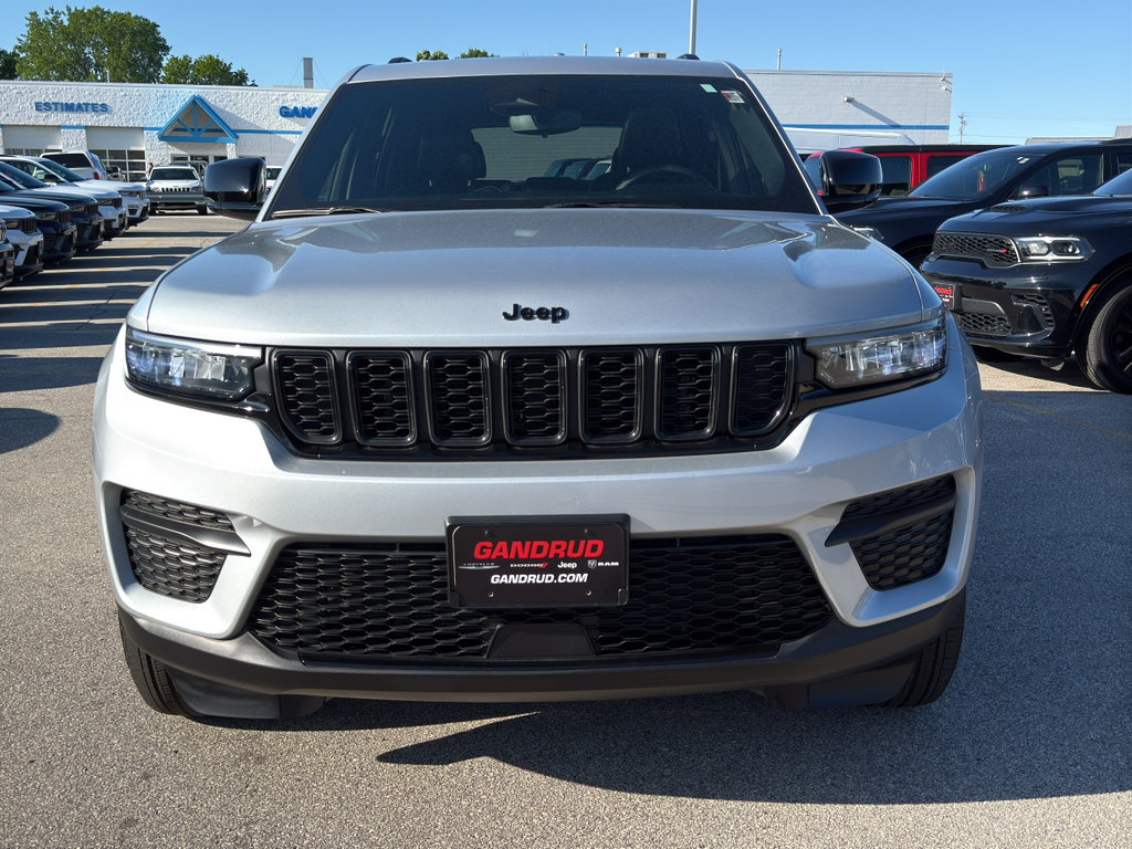 Used 2024 Jeep Grand Cherokee Altitude AWD/4WD image 3