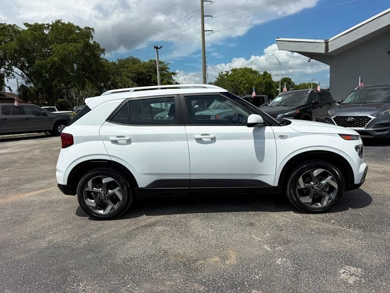 Used 2023 Hyundai Venue SEL FWD image 4