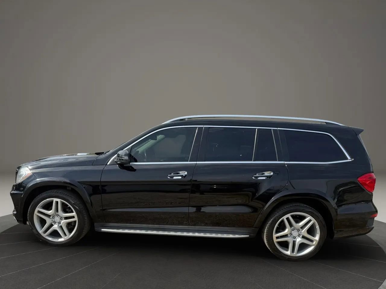 Used 2015 Mercedes-Benz GL 550 4MATIC image 8