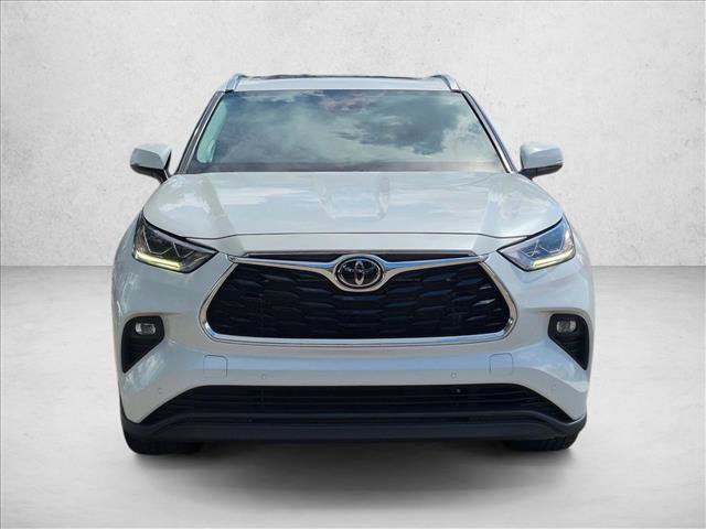 Used 2023 Toyota Highlander Limited FWD image 2
