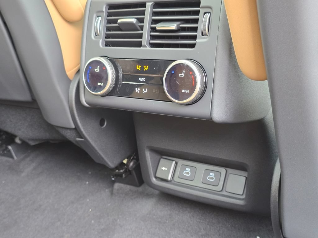New 2026 Land Rover Discovery Limited Edition AWD/4WD image 36