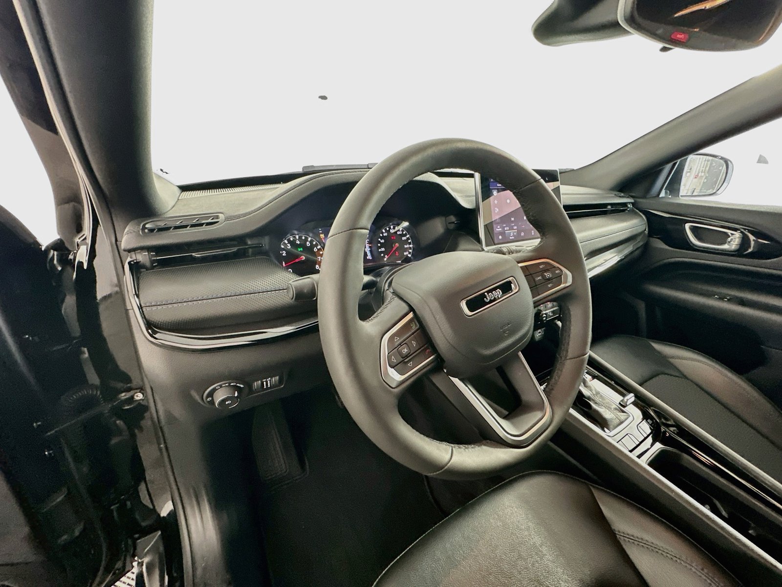 Used 2025 Jeep Compass Latitude w/ Altitude Special Edition AWD/4WD image 9