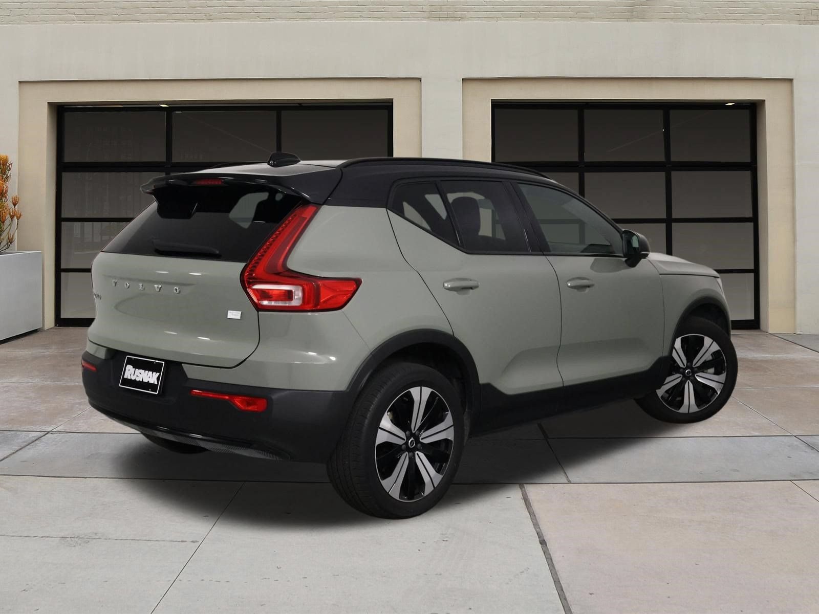 Used 2023 Volvo XC40 Recharge Plus w/ Protection Package Premier AWD/4WD image 4