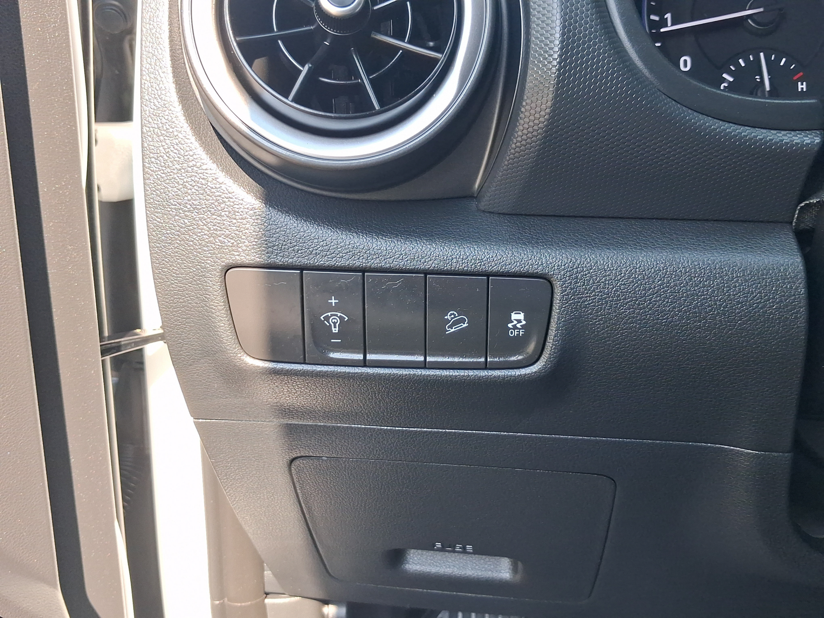 Used 2023 Hyundai Kona SEL AWD/4WD image 13