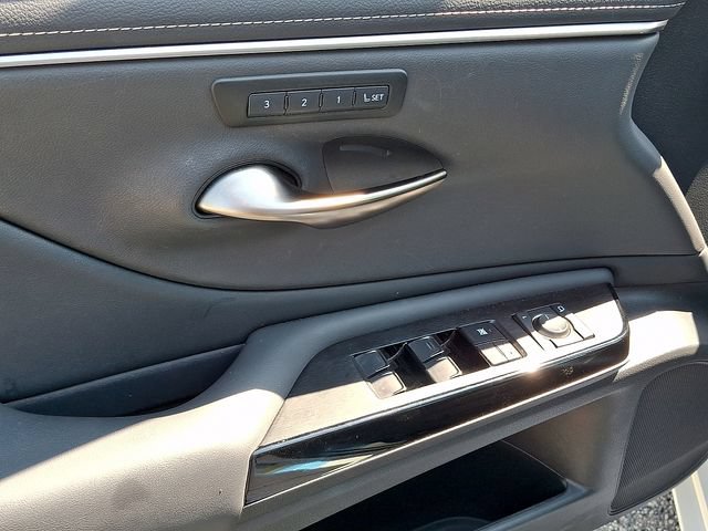 Used 2025 Lexus ES 350 w/ Premium Package FWD image 12