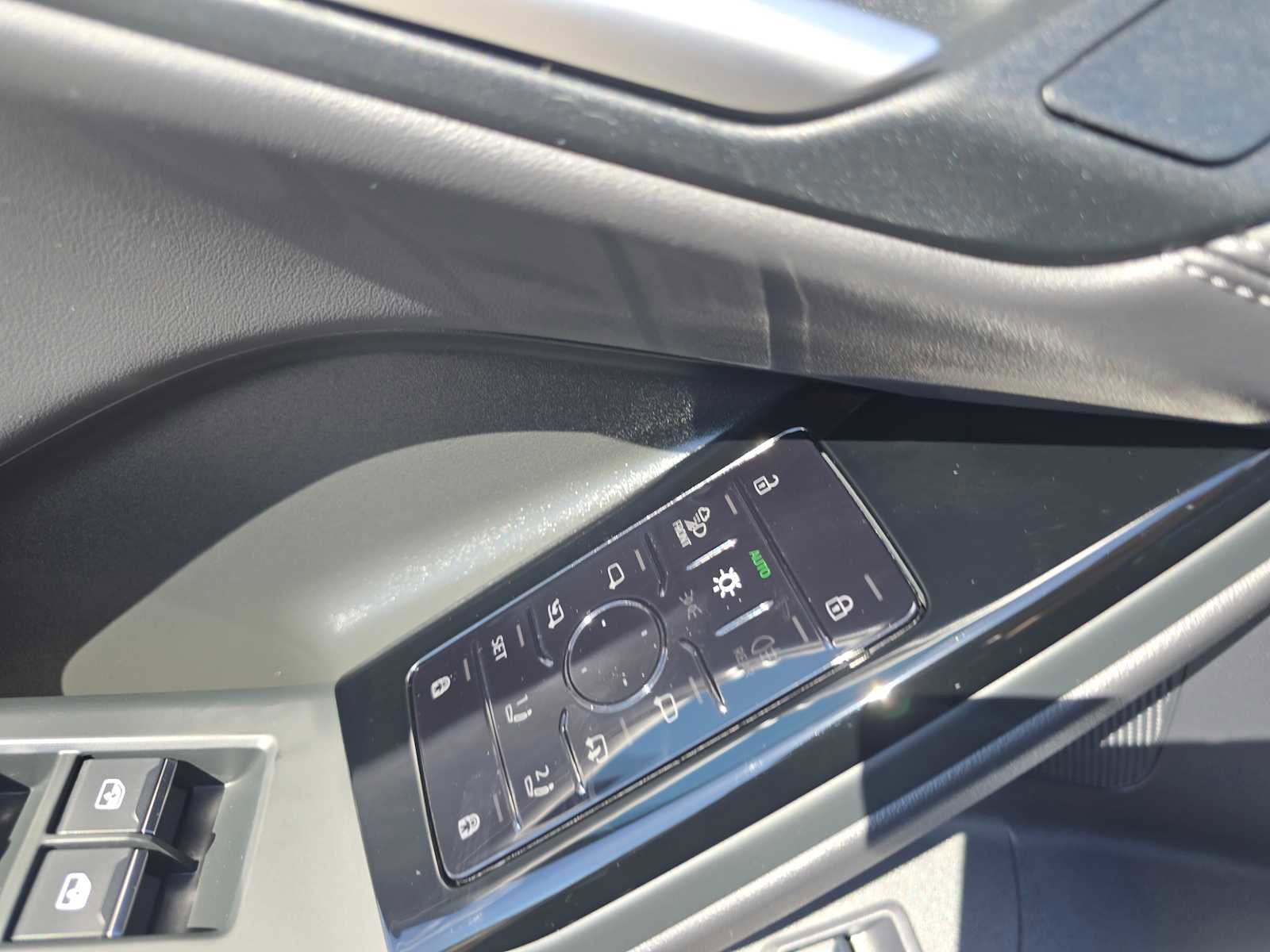 New 2025 Audi Q6 e-tron Premium Plus image 24