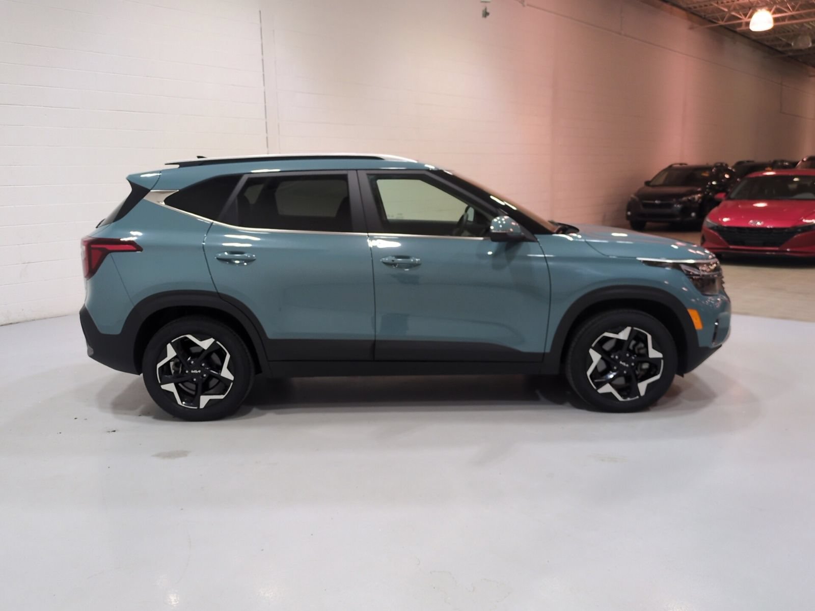 Certified 2025 Kia Seltos EX w/ EX Sunroof Package AWD/4WD image 2