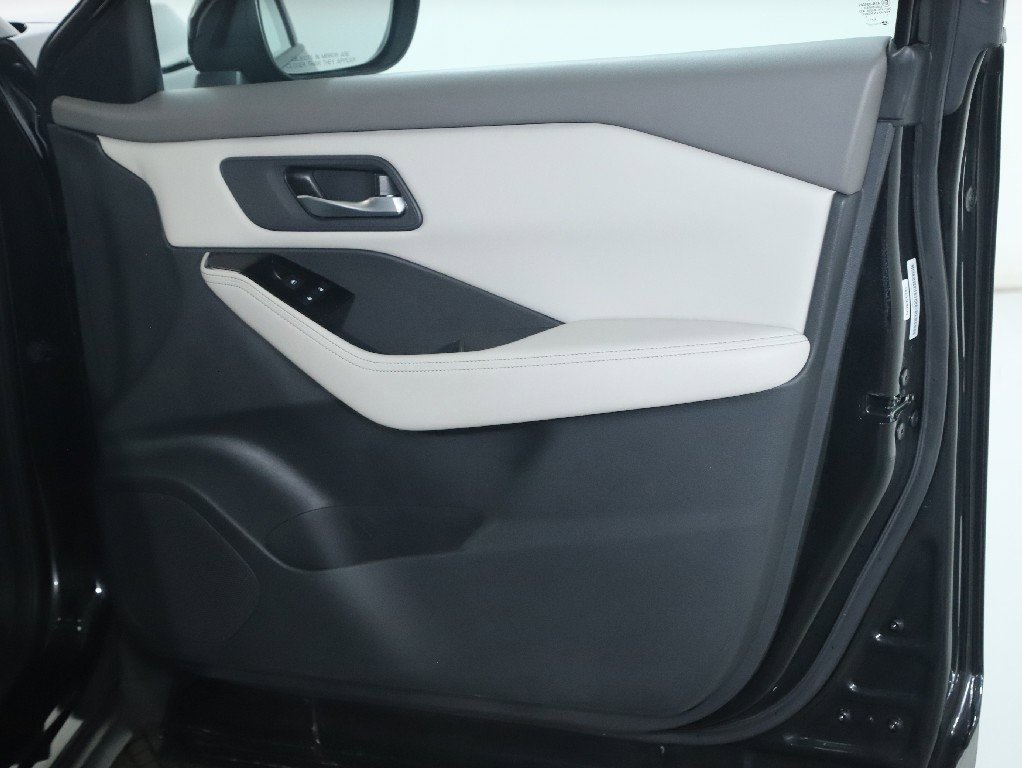 Certified 2025 Nissan Rogue SV image 32