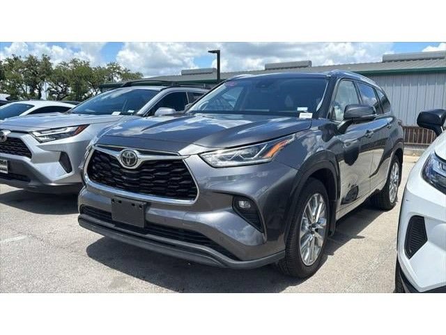 Certified 2021 Toyota Highlander Limited AWD/4WD image 10