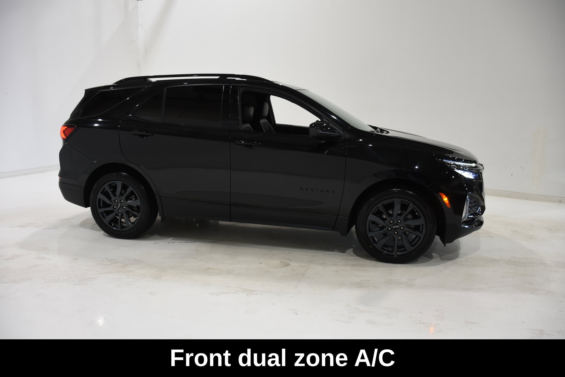 Used 2023 Chevrolet Equinox RS FWD image 3