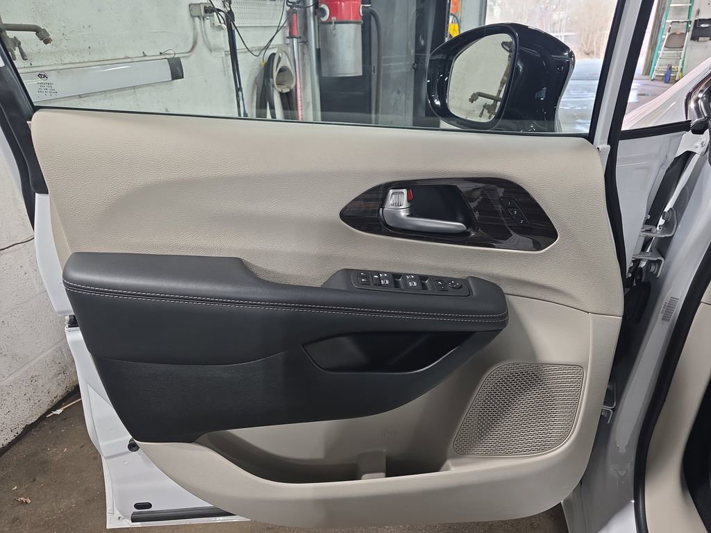 Used 2024 Chrysler Pacifica Limited image 29