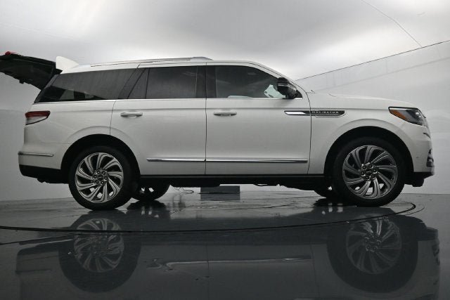Used 2023 Lincoln Navigator Reserve AWD/4WD image 40