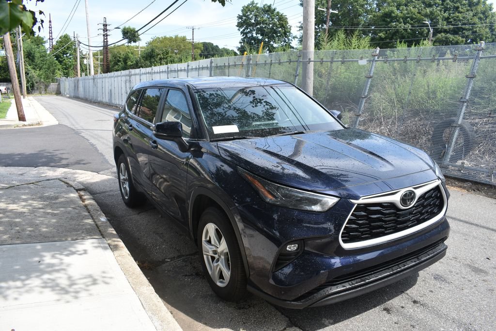 Used 2025 Toyota Highlander LE FWD image 4