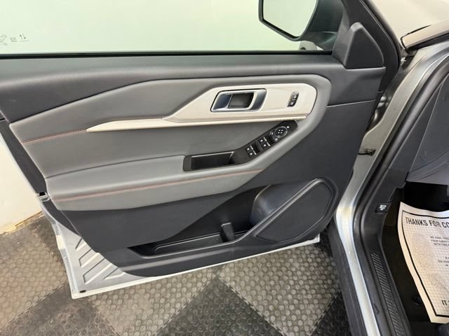 Used 2025 Ford Explorer Active AWD/4WD image 21