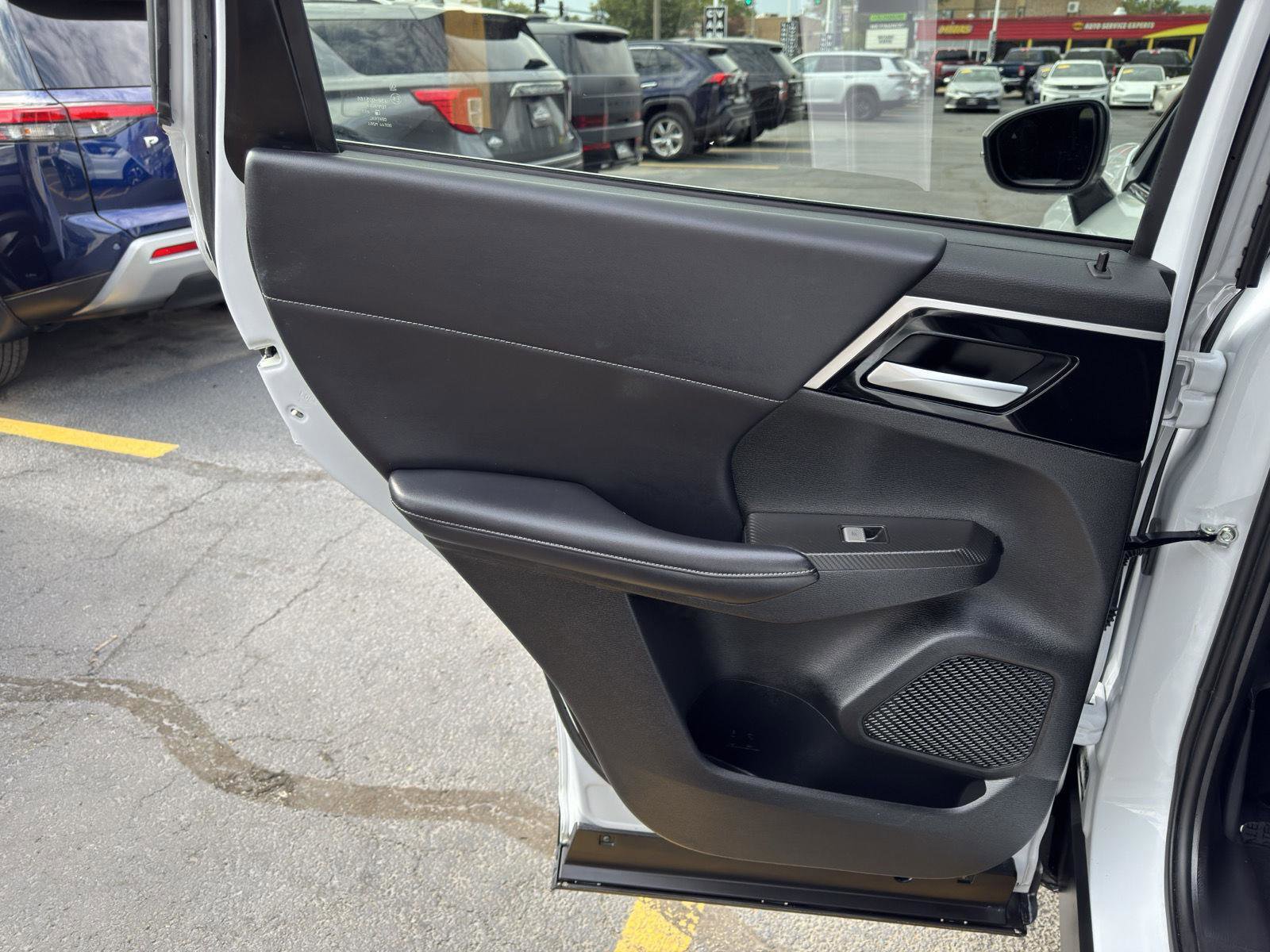 Used 2024 Mitsubishi Outlander SE image 32