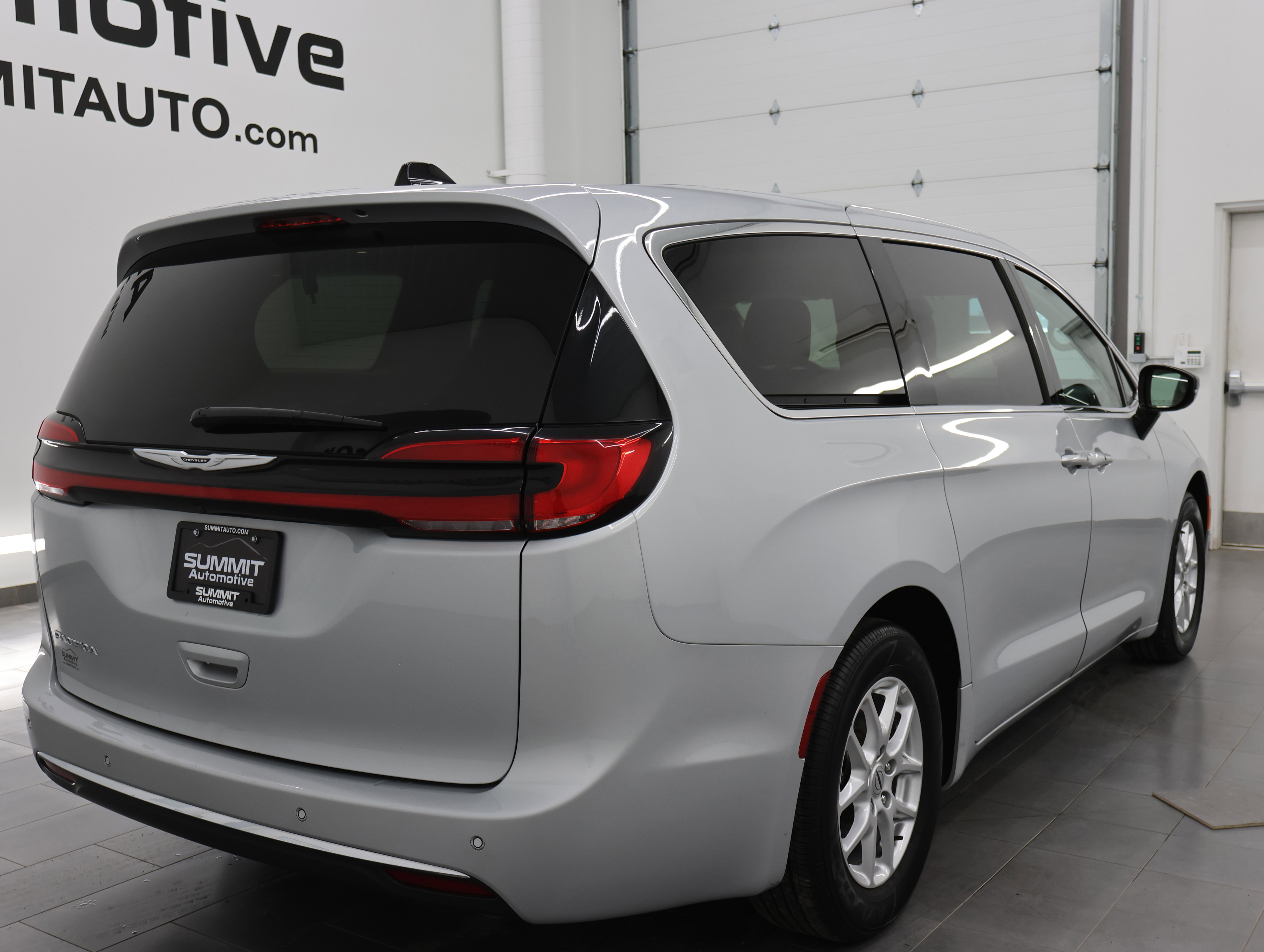 Used 2024 Chrysler Pacifica Touring-L FWD image 5