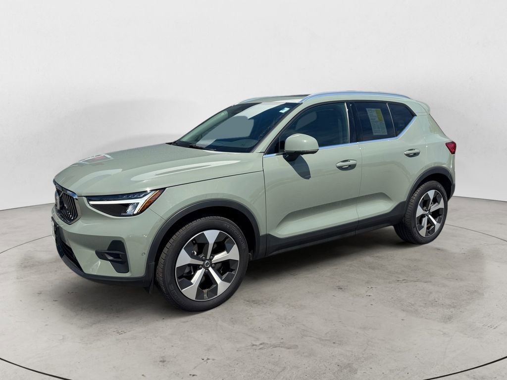 Used 2025 Volvo XC40 B5 Plus AWD/4WD image 2