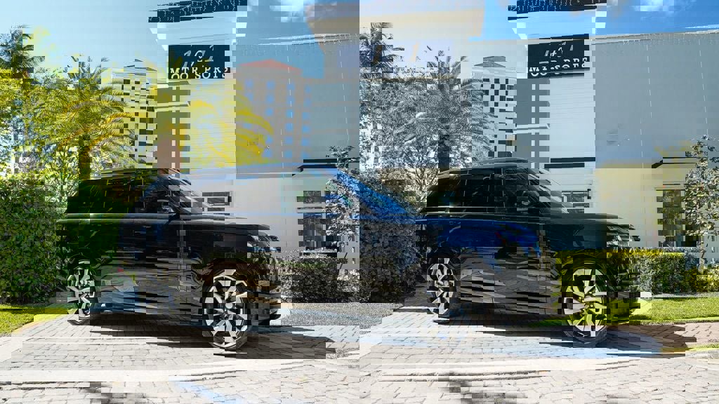 Used 2023 Land Rover Range Rover Long Wheelbase Autobiography image 1